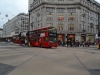 Moderner roter Doppeldecker Bus in London