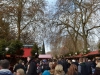 Menschen massen auf dem Weihnachtsmarkt in London