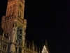 Neues Rathaus und Weihnachtsbaum bei Nacht