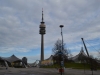 Der Olympiaturm zwischen Olympiahalle und Olympiaschwimmbad