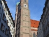 Münchner Frauenkirche mit Modell davor