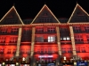 Rot beleuchtetes Haus in München zur Weihnachtszeit