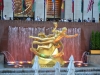 Brunnen mit Statue vor dem Rockefeller Center