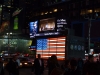Beleuchtete USA Fahne am Time Square bei Nacht