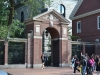 Seiteneingang zu Harvard