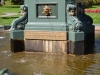 Schild auf der Statue als Gedenk an Queen Victoria