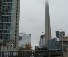 CN Tower in den Wolken