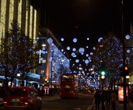 Weihnachtsschmuck in London bei Nacht