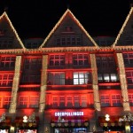 Weihnachtlich beleuchtetes Haus