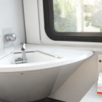Waschbecken und Frühstücksbox im City Night Line