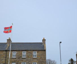 Flagge der Orkney Inseln im Wind