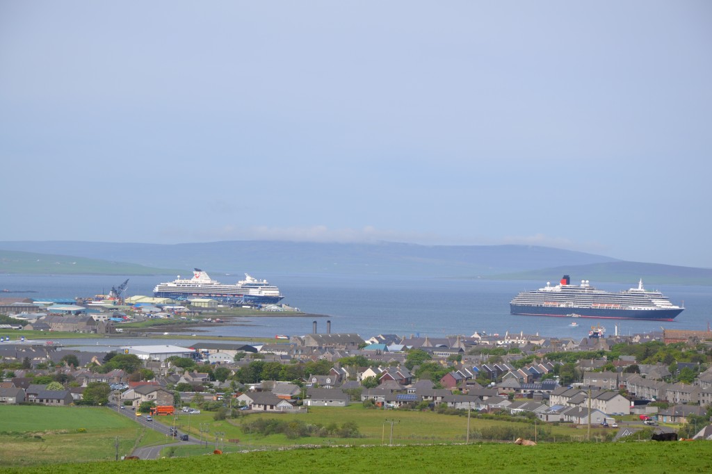 Mein Schiff 1 und Queen Victoria vor den Orkney Inseln