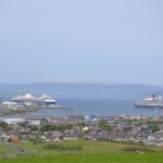 Mein Schiff 1 und Queen Victoria vor den Orkney Inseln