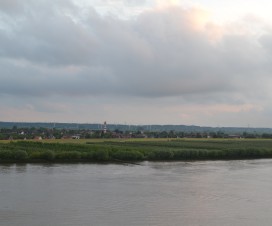Blick von der Mein Schiff 1 auf das Elbeufer