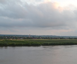 Blick von der Mein Schiff 1 auf das Elbeufer