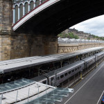 Blick auf den Bahnhof Edinburgh und zwei außen Gleise