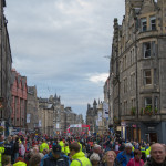 Menschen & noch mehr Menschen auf der Royal Mile in Edinburgh