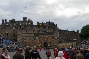 Edinburgh Castle mit Besuchern zum Tattoo