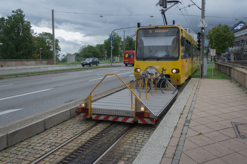 Zahnradbahn mit Fahradanhänger und Fahrrad