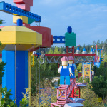 Über dem Legoland begegnen sich zwei Bauarbeiter