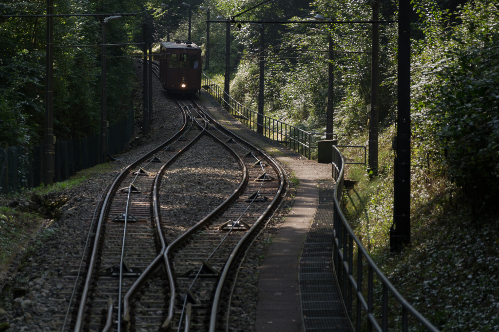 Es kommt eine Bahn entgegen