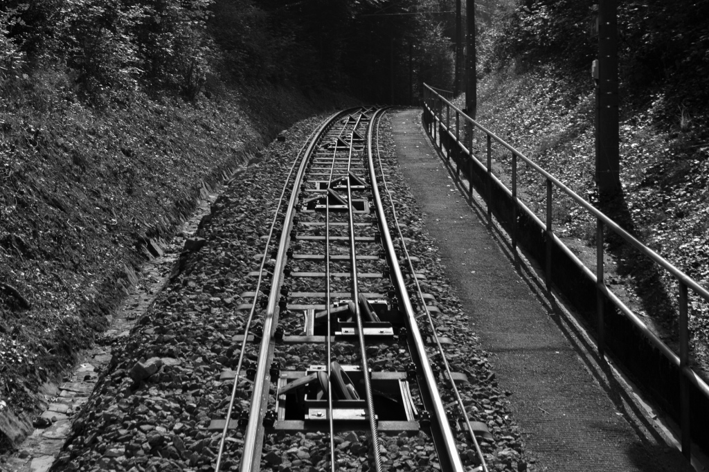 Schienen der Standseilbahn in s/w