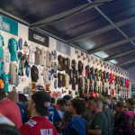 Merchandise Shop der NFL im Zelt vor dem Wembley Stadion