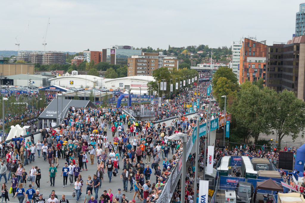 Die Massen strömen zum American Football nach London ins Wembley Stadion