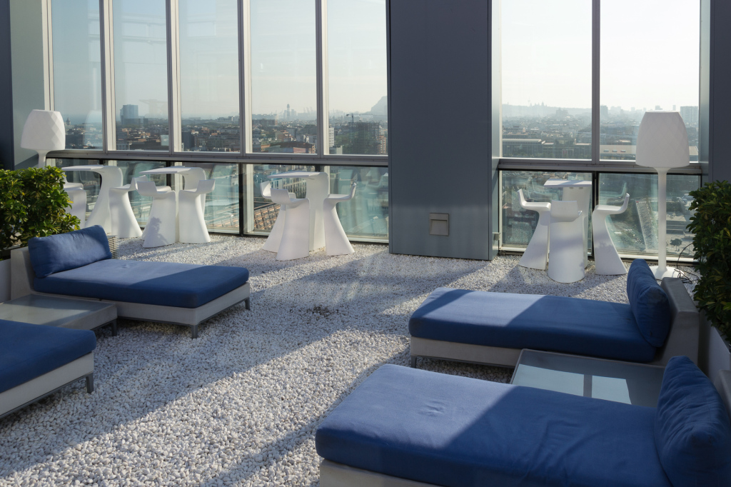 Liegen auf der Dachterrasse im Novotel Barcelona City