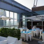 Stühle auf der Dachterressa des Novotel Barcelona City