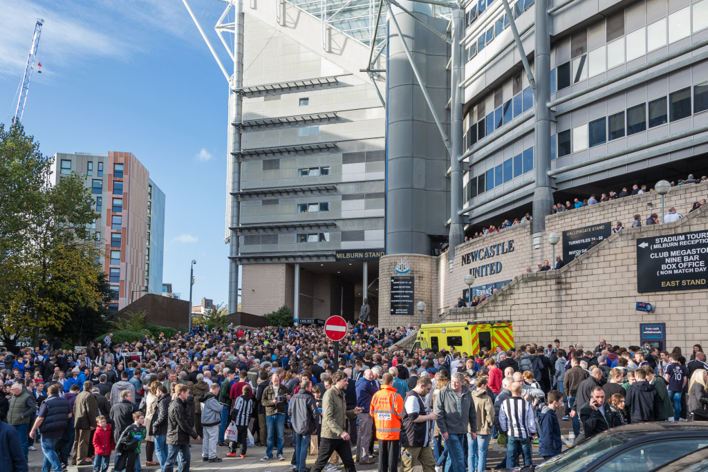 Warten vor dem St. James' Park auf Einlass