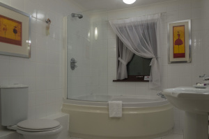 Großes Badezimmer im Mercure George Washington Golf and Spa