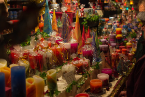 Kerzen in allen Farben und Formen auf dem Christkindlesmarkt