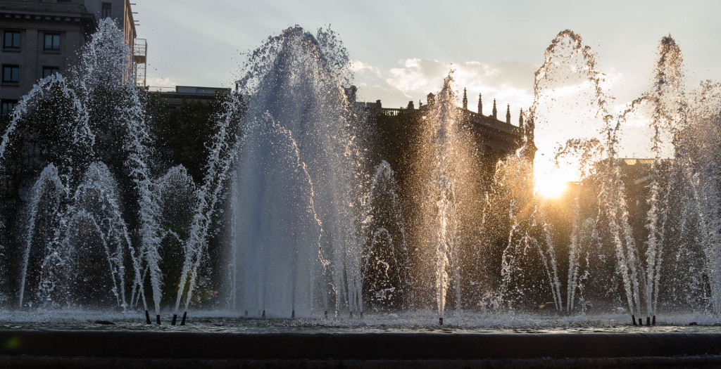 Innenstadt von Barcelona - Brunnen im Sonnenuntergang