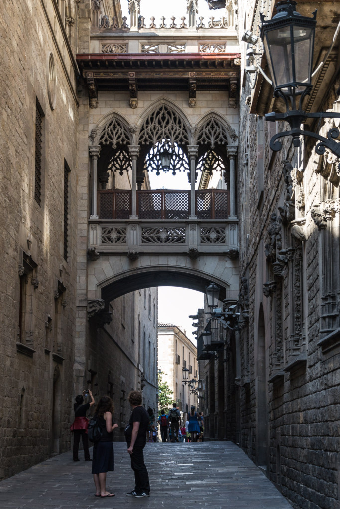 Altstadt von Barcelona Schmale Gasse an der Stadtmauer