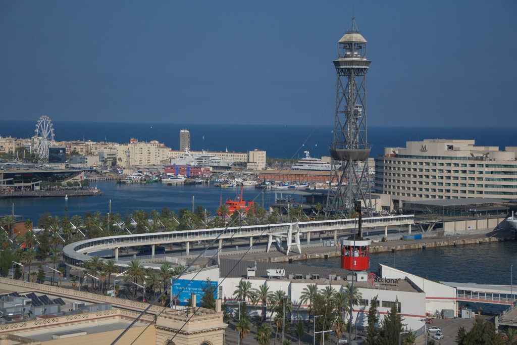 Mittlerer Turm der Seilbahn über den Hafen Barcelonas