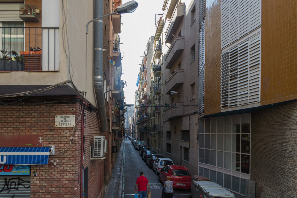 Schmale Gasse am Hafen Barcelonas