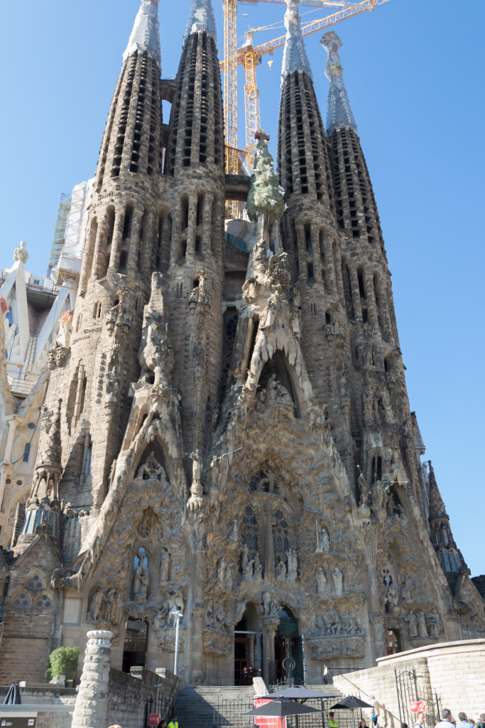 Direkt vor der Sagrada Familia