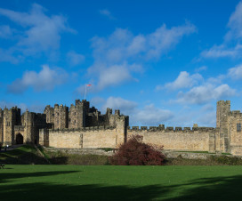 Blick auf Alnwick Castle, bekannt aus Harry Potter, Downton Abbey und vielen anderen Filmen.