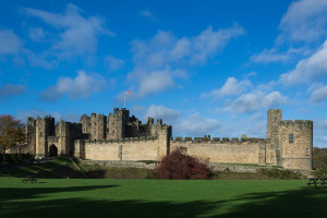 Blick auf Alnwick Castle, bekannt aus Harry Potter, Downton Abbey und vielen anderen Filmen. Super für Alnwick Castle und Harry Potter Fans!