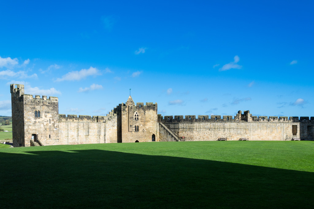 strahlender Sonnenschein in Northumberland, Alnwick Castle