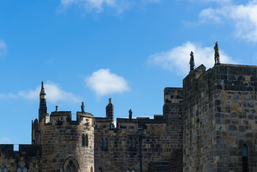 steinerne Wächter auf den Mauern von Alnwick Castle