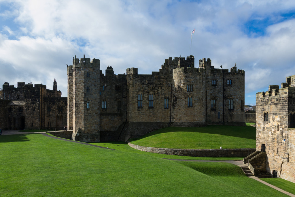 Blick auf saftige Wiesen und Alnwick Castle