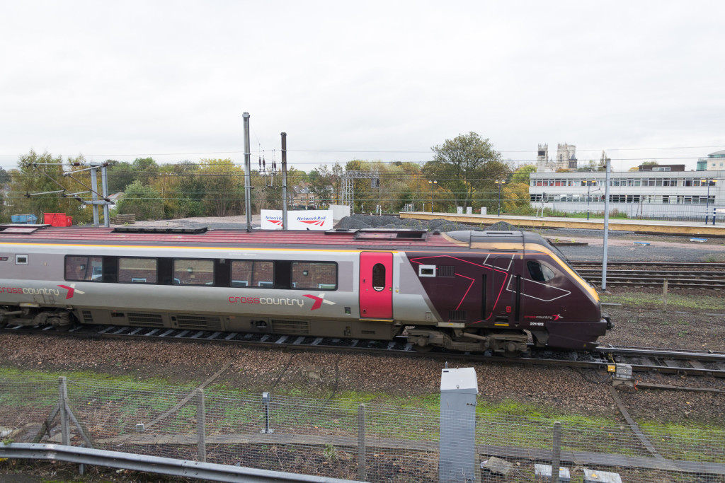 Cross Country Train vor York - Aussicht vom National Railway Museum aus.