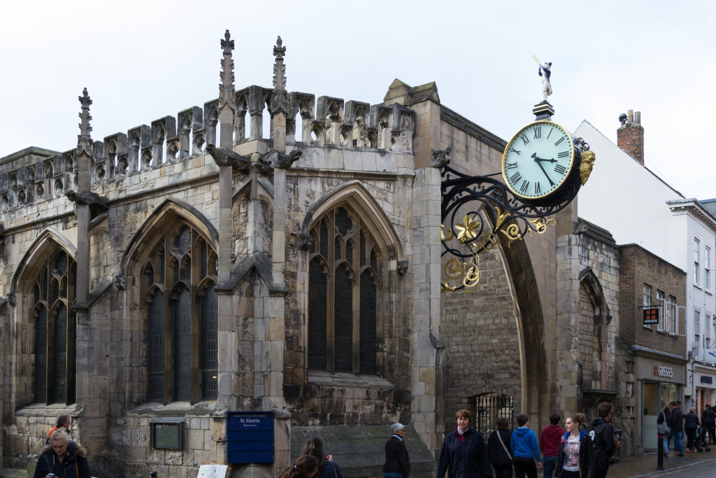 Freihängende Uhr in York