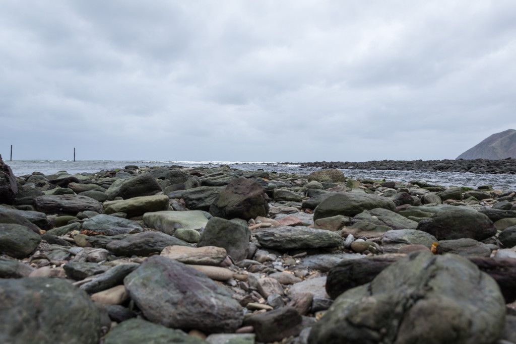 Blick über die noch trockenen Steinen auf den Bristol Channel