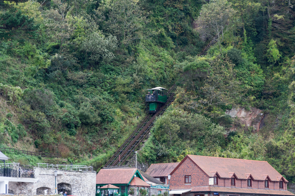 Die Lynton & Lynmouth Cliff Railway auf dem Weg nach oben