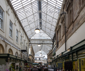 Shoppen in Bristol - St Nicholas Market kleiner Markt mit Essen und kleinen Händlern. Auch bekannt aus Being Human.