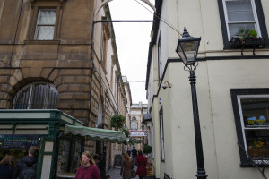 Schmalle Gasse beim St. Nichalos Market in Bristol Platz 1 der Top 3 Reiseziele im Vereinigten Königreich