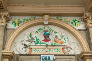 Stuck Verziehrung im St. Nicholas Market Bristol,Tiere und Kind an der Wand.